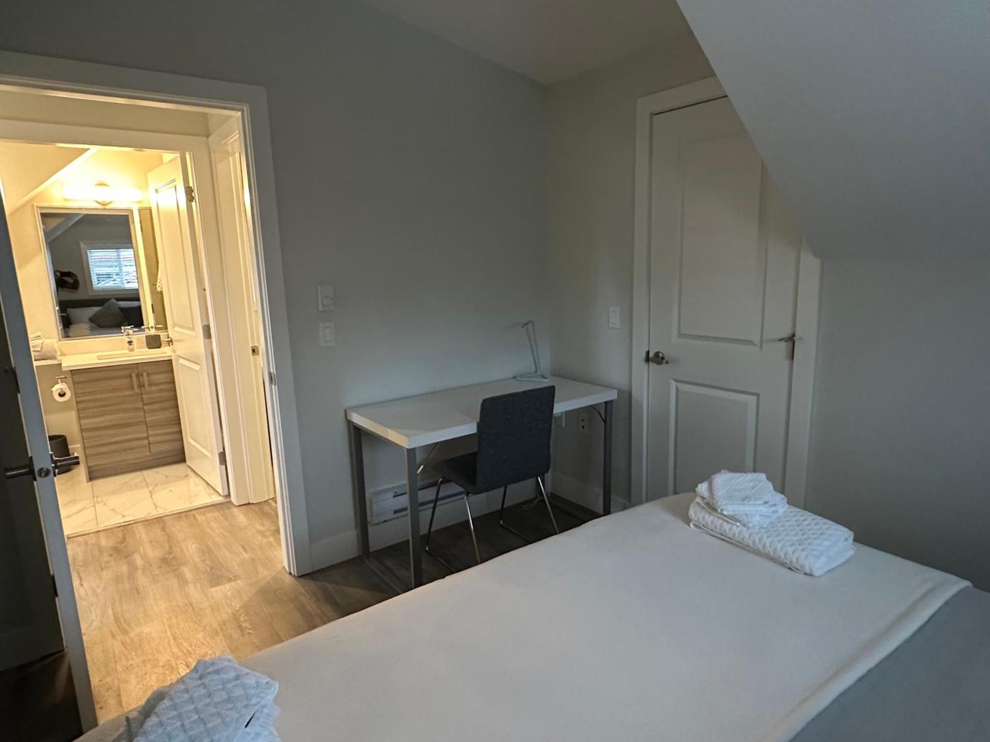 Bright And Cozy Modern Home In Vancouver - Central To Yvr-Downtown - Free Private Parking Extérieur photo